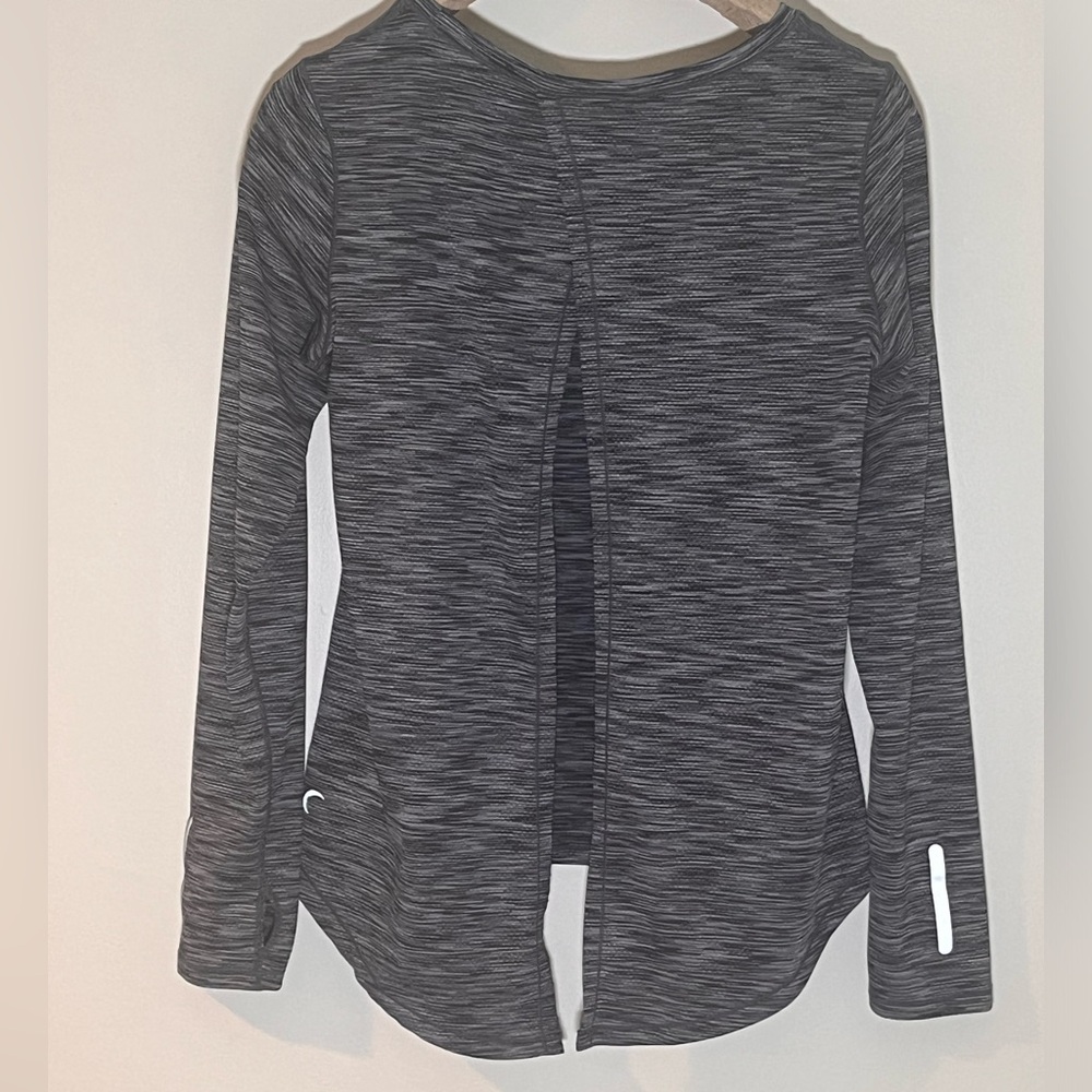 ZYIA. EUC Ash Black/Gray. SPLIT BACK LONG SLEEVE T-SHIRT w/ thumb holes Size XL